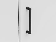 Nahaufnahme einer schwarzen Griffstange an einer weißen Eckkommode, seitliche Perspektive.