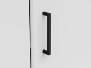 Nahaufnahme einer schwarzen Griffstange an einer weißen Eckkommode, seitliche Perspektive.