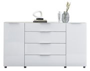 Weißes Sideboard mit vier Schubladen und zwei Türen, dekoriert mit Büchern, einer modernen Skulptur und Vasen, frontale Ansicht.