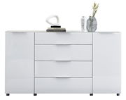 Weißes Sideboard mit vier Schubladen und zwei Türen, dekoriert mit Büchern, einer modernen Skulptur und Vasen, frontale Ansicht.