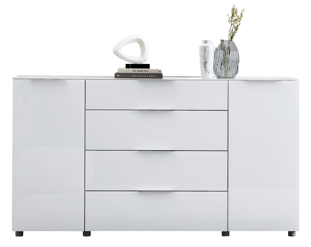 Weißes Sideboard mit vier Schubladen und zwei Türen, dekoriert mit Büchern, einer modernen Skulptur und Vasen, frontale Ansicht.