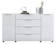 Weißes Sideboard mit vier Schubladen und zwei Türen, dekoriert mit Büchern, einer modernen Skulptur und Vasen, frontale Ansicht.