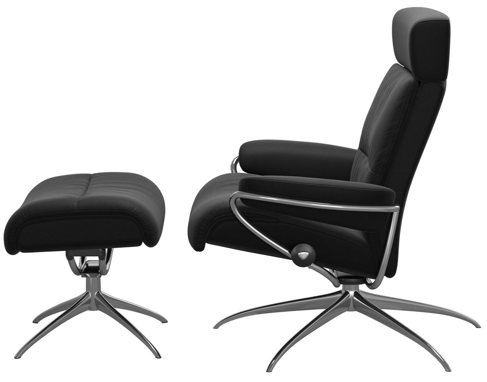 Seitliche Ansicht eines modernen Einzelsessels mit Kopfstütze und passendem Hocker, beide mit schwarzem Bezug und verchromtem Gestell.
