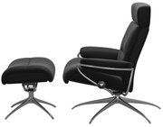 Zijaanzicht van een moderne fauteuil met hoofdsteun en bijpassende voetenbank, beide met zwarte bekleding en een verchroomd frame.