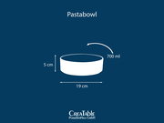 Weiße Pastabowl (700 ml) mit Maßen 19 cm Durchmesser und 5 cm Höhe, seitliche Ansicht mit leichtem Blick von oben auf blauem Hintergrund