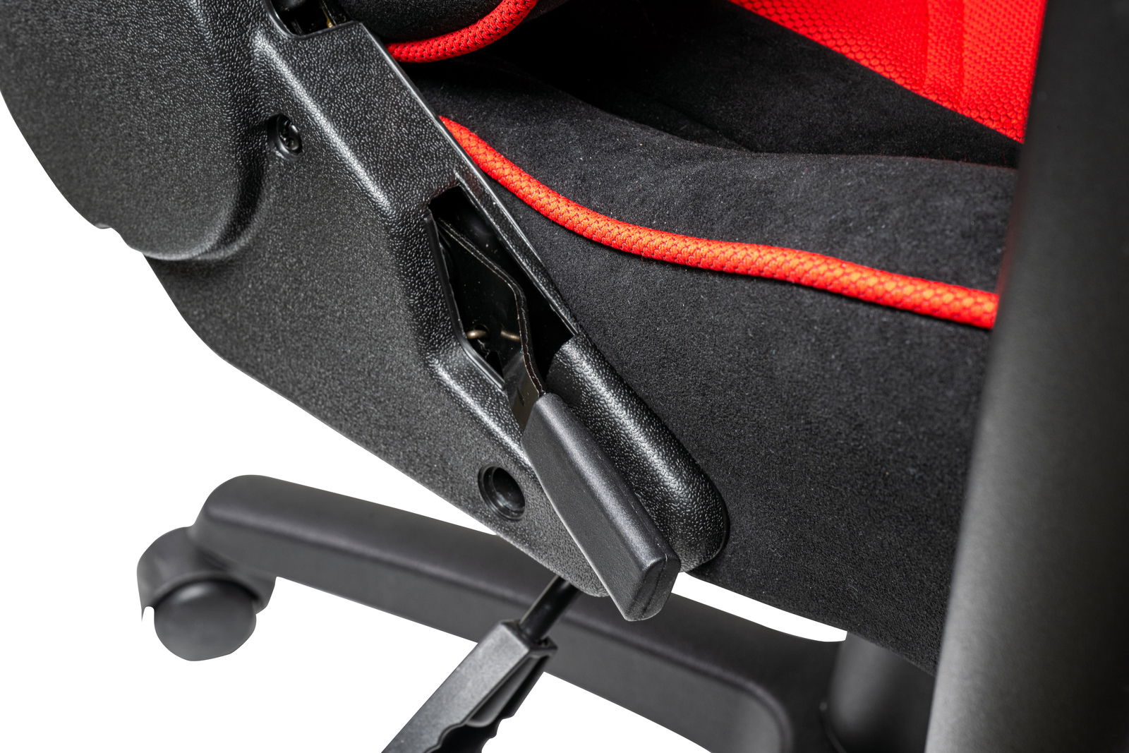 Nahaufnahme eines Gaming-Stuhls mit schwarzem und rotem Design, seitliche Perspektive auf die Armlehne und den Hebelmechanismus.