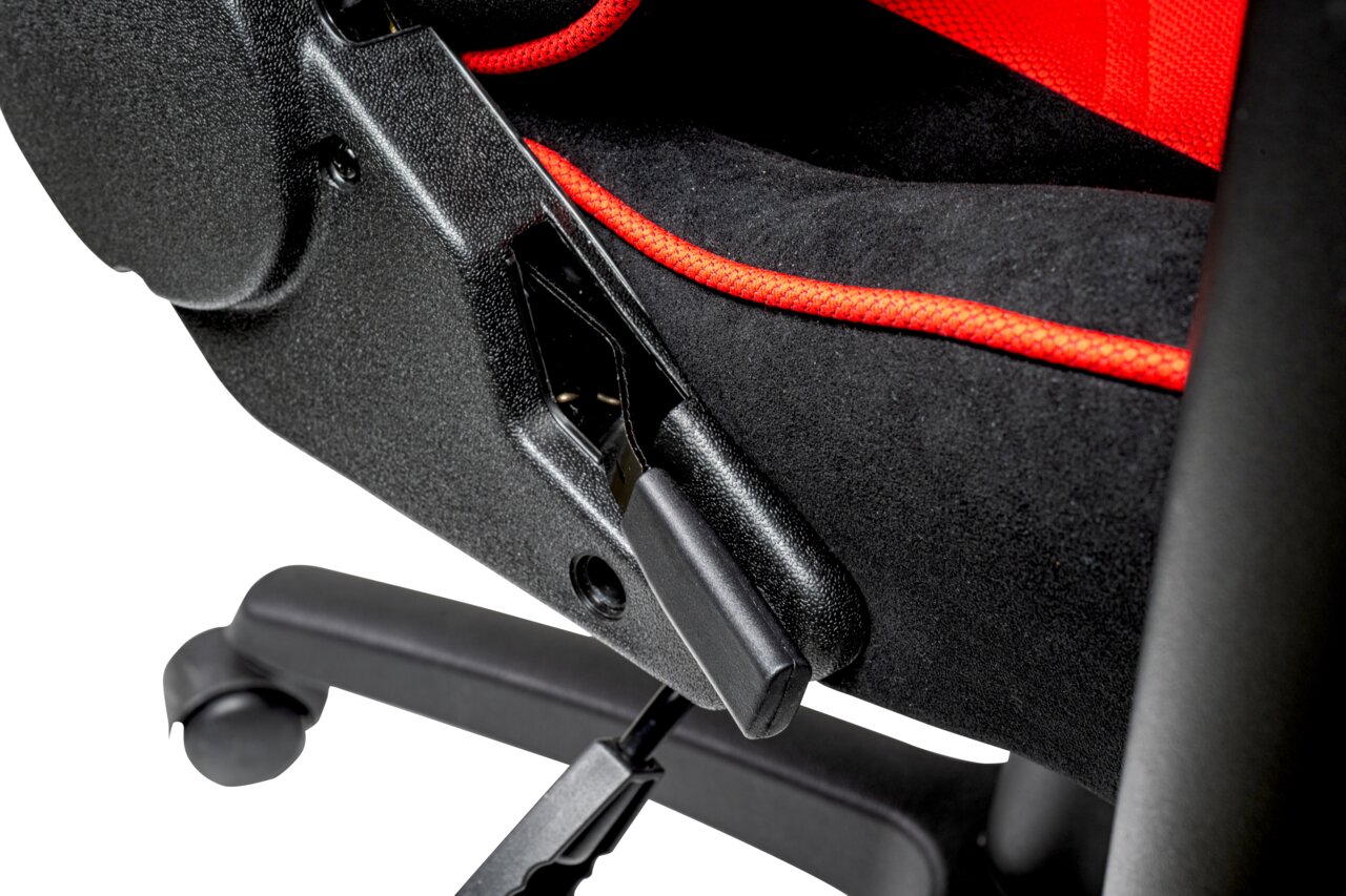 Nahaufnahme eines Gaming-Stuhls mit schwarzem und rotem Design, seitliche Perspektive auf die Armlehne und den Hebelmechanismus.