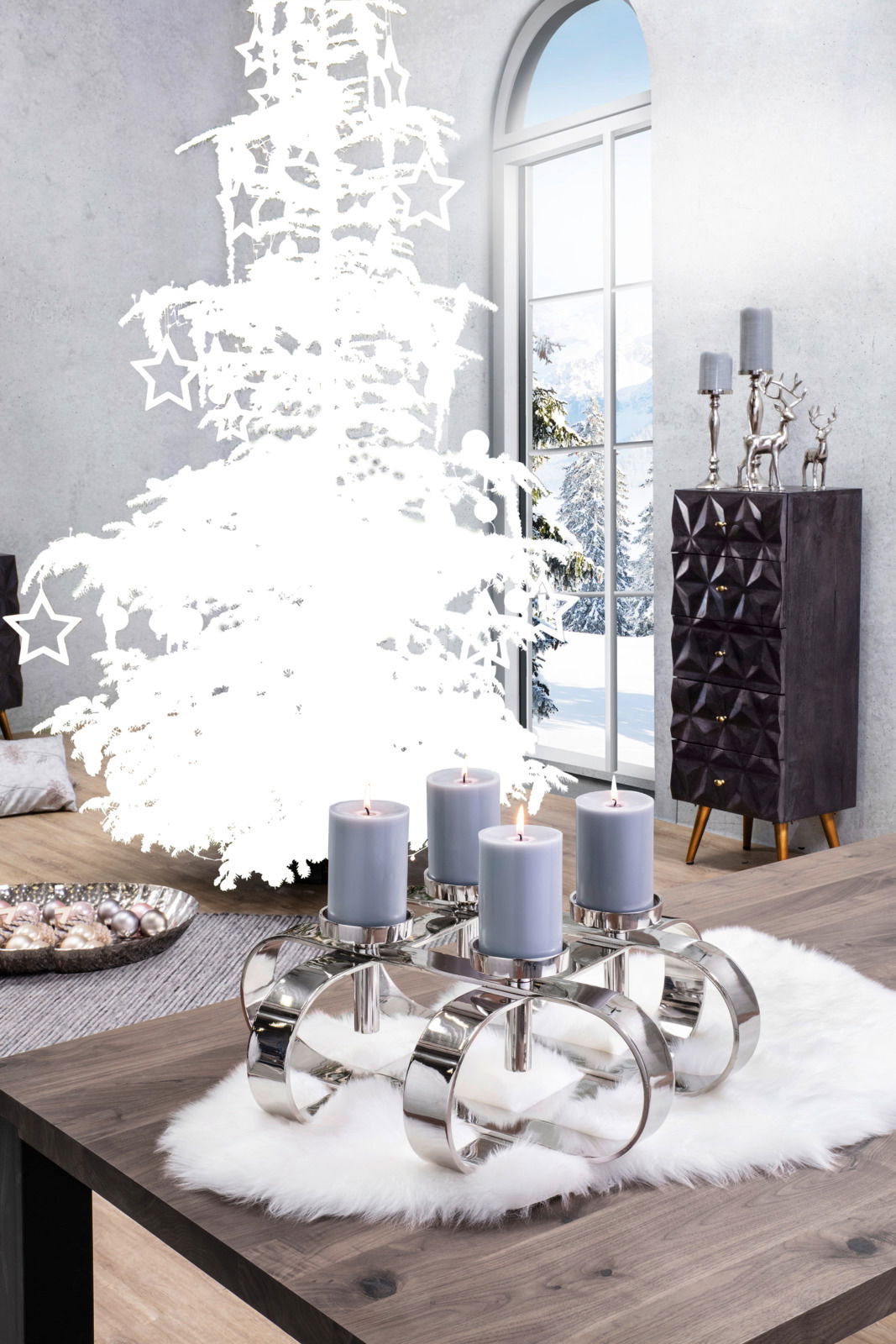 Moderner vierflammiger Kerzenleuchter aus Metall auf einem Tisch mit Lammfellunterlage, im Hintergrund ein Fenster mit winterlicher Aussicht.