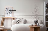Moderne Stehleuchte Beba in einem stilvollen Wohnzimmer, seitliche Perspektive.