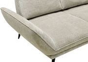 Nahaufnahme eines modernen Longchairs in hellgrauem Stoff mit eleganten schwarzen Beinen, seitliche Perspektive.