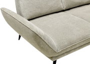 Nahaufnahme eines modernen Longchairs in hellgrauem Stoff mit eleganten schwarzen Beinen, seitliche Perspektive.