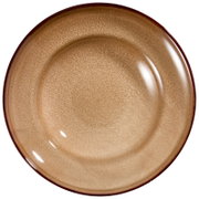 Rond keramisch bord in warm beige met gespikkeld glazuur en donkerbruine rand, van bovenaf gezien