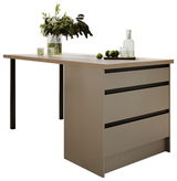 Moderne Kücheninsel mit drei Schubladen, dekoriert mit Pflanzen und Gläsern, seitliche Perspektive