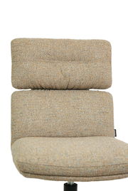 Nahaufnahme eines beigen, gepolsterten Stuhls mit Rückenlehne, Vorderansicht