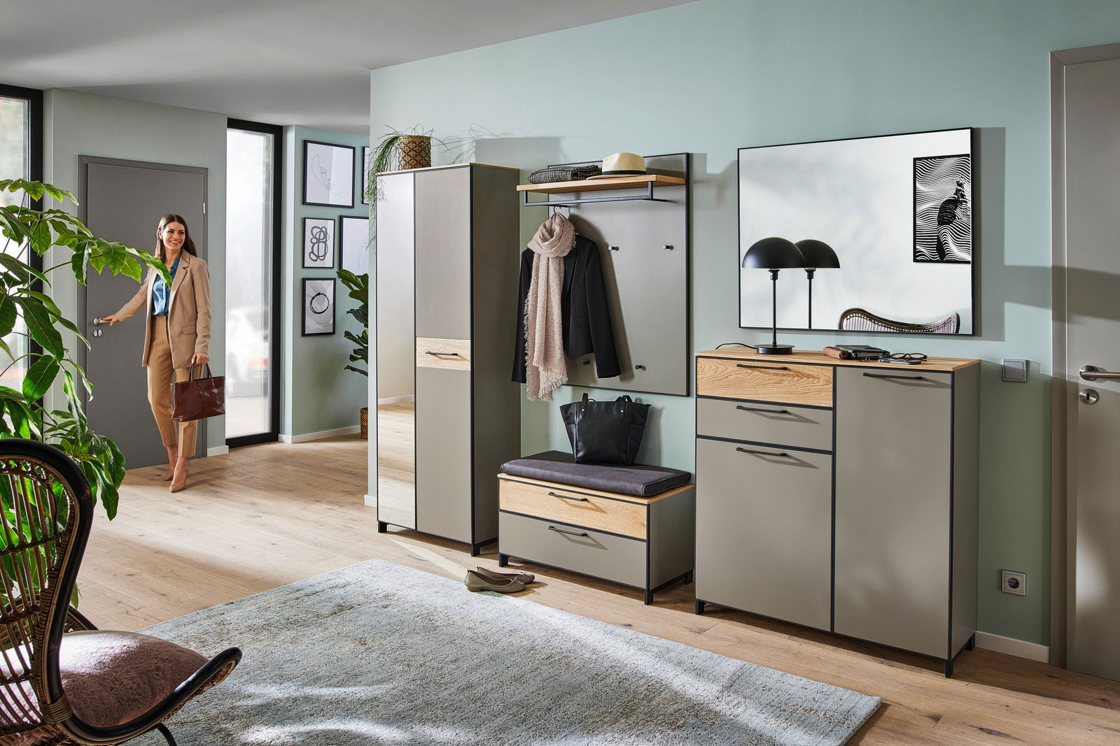 Moderne Garderobeneinrichtung mit Schuhschrank, Garderobenbank, Spiegel und Paneel in einem hellen Flur. Perspektive von vorne.