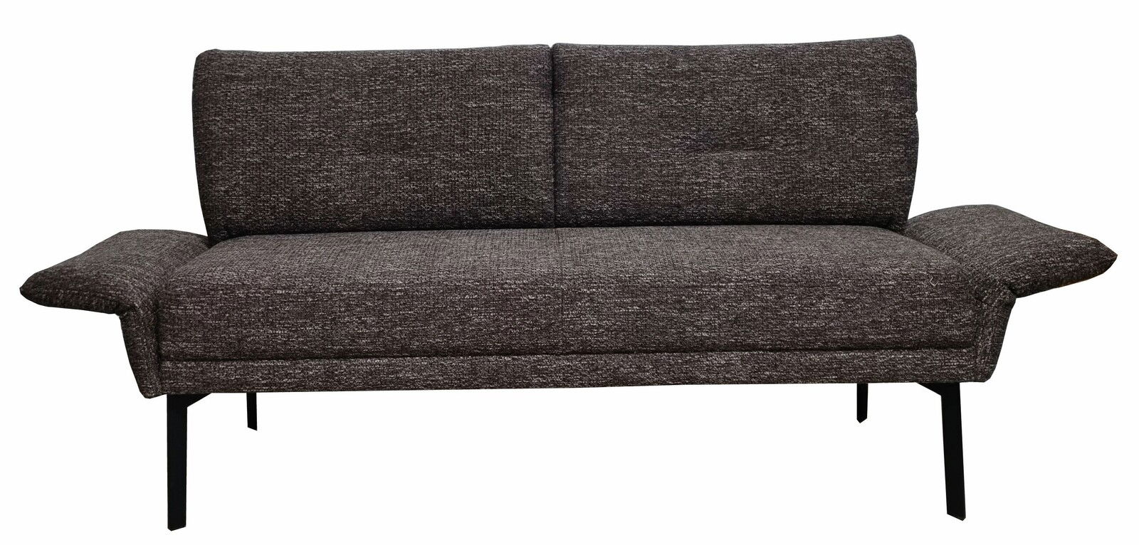 Graues Sofa mit zwei Sitzplätzen und schwarzen Metallbeinen, frontal fotografiert.