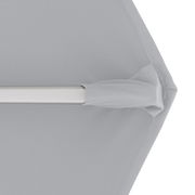 Nahaufnahme eines grauen Pendelschirms mit silbernem Gestänge, von oben betrachtet.