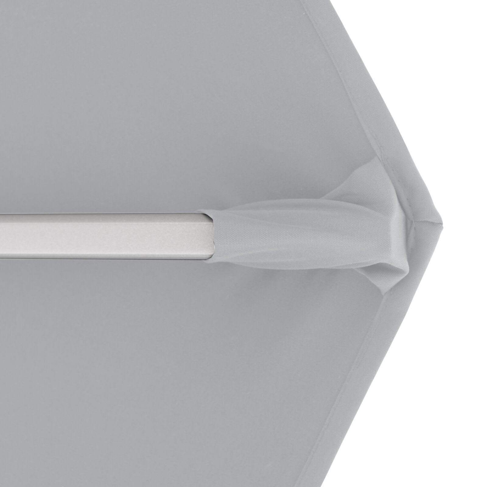 Nahaufnahme eines grauen Pendelschirms mit silbernem Gestänge, von oben betrachtet.