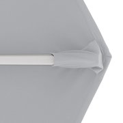 Nahaufnahme eines grauen Pendelschirms mit silbernem Gestänge, von oben betrachtet.