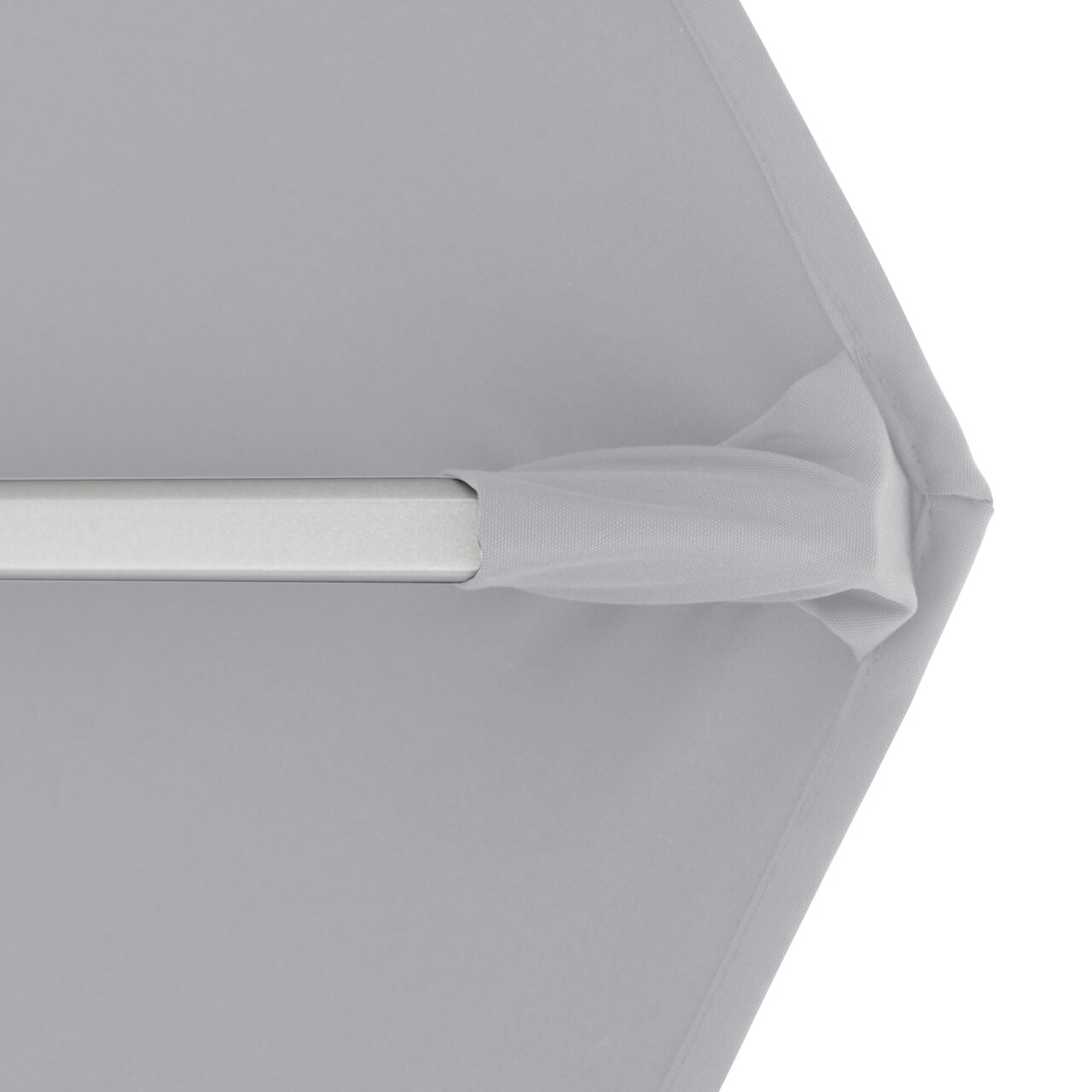 Nahaufnahme eines grauen Pendelschirms mit silbernem Gestänge, von oben betrachtet.