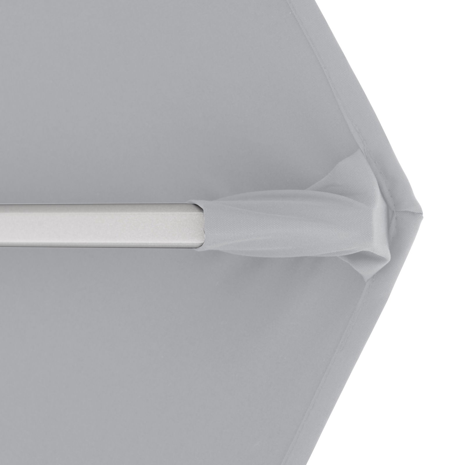 Nahaufnahme eines grauen Pendelschirms mit silbernem Gestänge, von oben betrachtet.