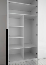 Geöffneter weißer Kleiderschrank mit geräumigen Fächern, Einlegeböden und Kleiderstange, frontal aus leichter Seitenperspektive dargestellt
