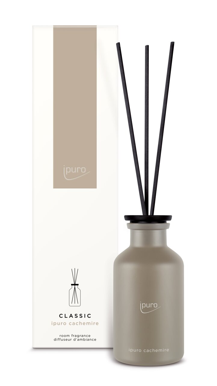 Ipuro Classic Cachemire Raumduft mit eleganter Flasche und schwarzen Duftstäbchen, frontal abgebildet vor der Verpackung.