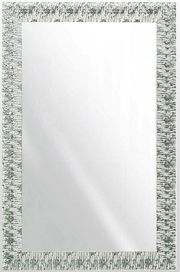 Rechteckiger Spiegel mit dekorativem Rahmen in Silberoptik, frontal abgebildet.