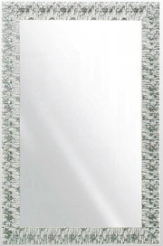 Rechteckiger Spiegel mit dekorativem Rahmen in Silberoptik, frontal abgebildet.