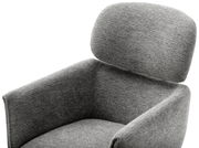 Grauer Sessel mit hoher Rückenlehne und Armlehnen, seitliche Perspektive