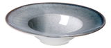 Gourmetteller 28 cm Franco in seitlicher Perspektive, graublaues Design mit breitem Rand und tiefer Mitte.