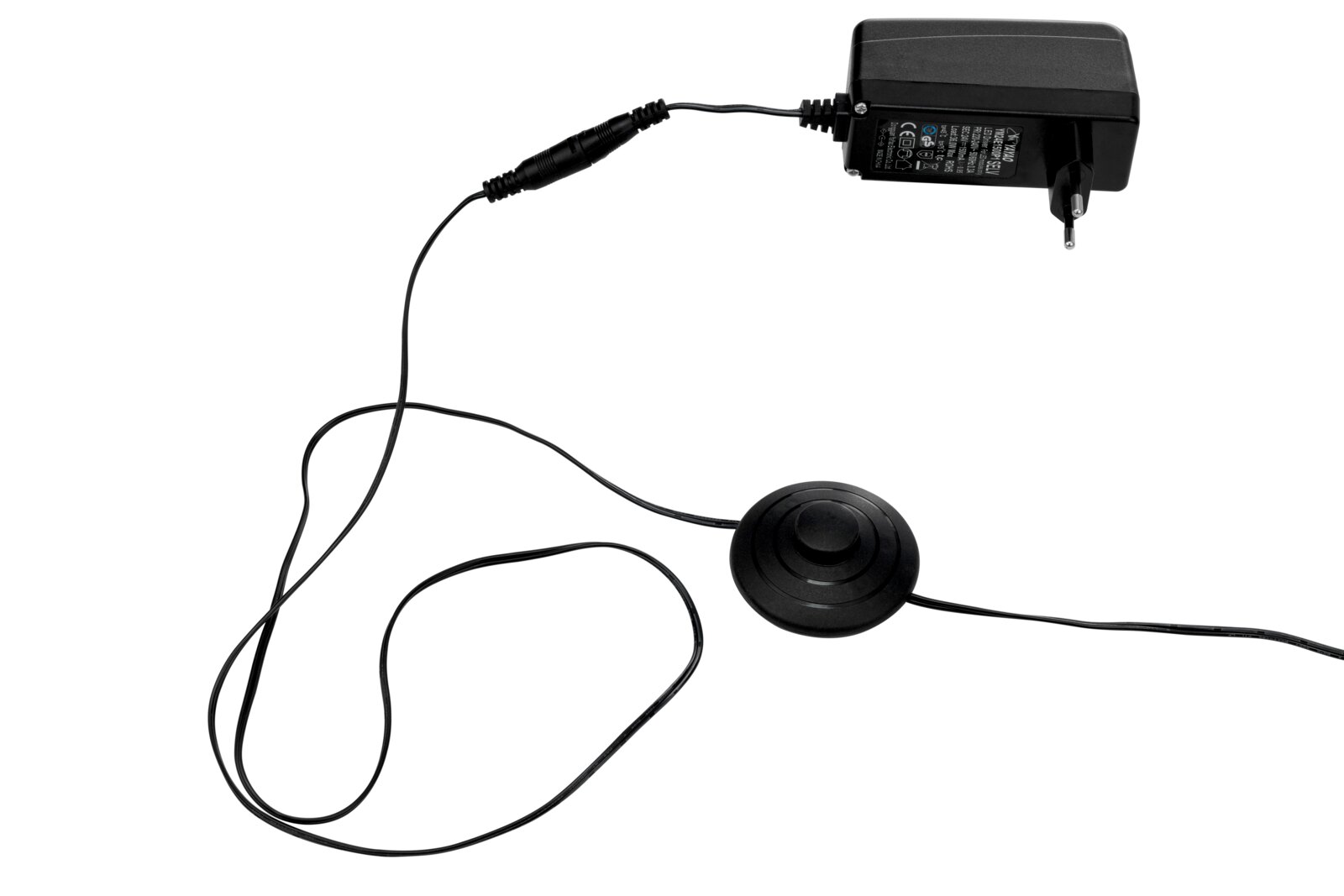 Schwarzes Steckernetzteil mit EU-Stecker, Kabel und rundem Fußschalter/Inline-Schalter auf weißem Hintergrund, Draufsicht