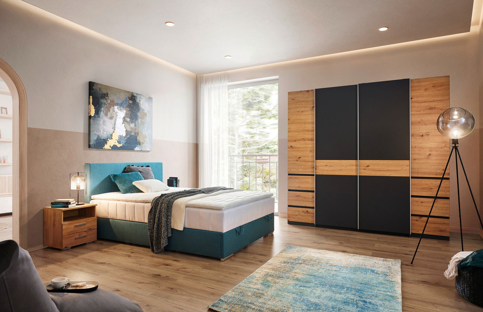 Moderner Dreh- und Schwebetürenschrank mit vier Türen in einem stilvollen Schlafzimmer, aus einer seitlichen Perspektive betrachtet. Der Schrank kombiniert Holz- und dunkle Elemente und steht neben einem gemütlichen Bett und einem Nachttisch.