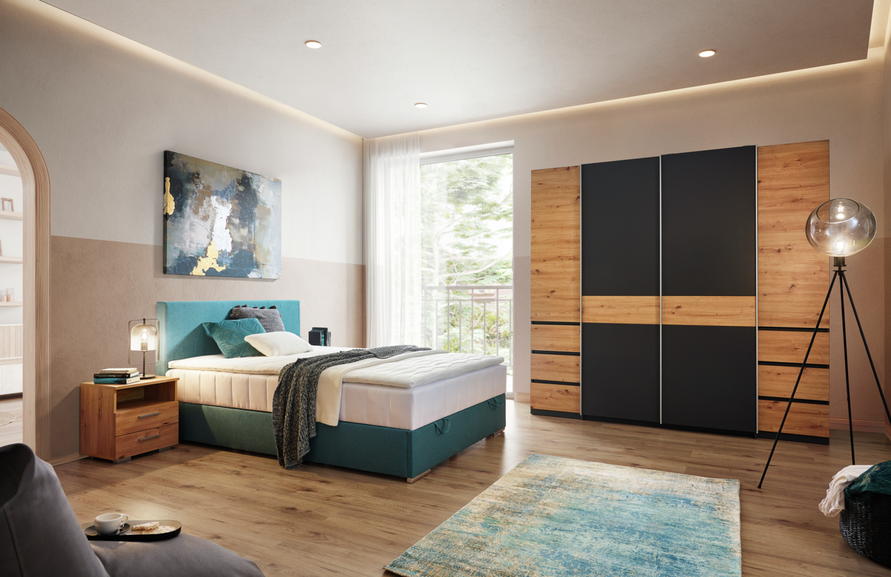 Moderner Dreh- und Schwebetürenschrank mit vier Türen in einem stilvollen Schlafzimmer, aus einer seitlichen Perspektive betrachtet. Der Schrank kombiniert Holz- und dunkle Elemente und steht neben einem gemütlichen Bett und einem Nachttisch.