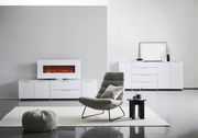 Modernes XL-Sideboard in Weiß mit Hochglanzoberfläche, zentral im Raum platziert, mit dekorativem Elektrokamin auf der linken Seite und stilvollen Accessoires auf der rechten Seite.