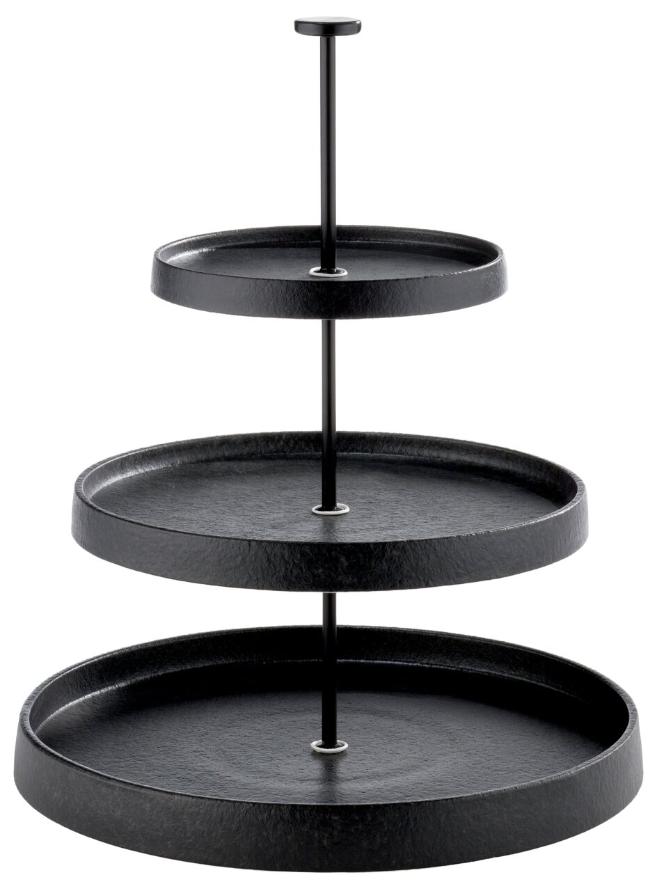Dreistöckige schwarze Porzellan-Etagere, frontal fotografiert