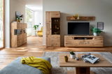 Wohnzimmer mit moderner Holzmöbelkombination, bestehend aus Highboard, TV-Board und Wandregal, aus hellem Holz. Perspektive von vorne.