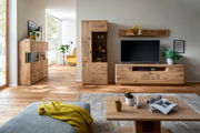 Wohnzimmer mit moderner Holzmöbelkombination, bestehend aus Highboard, TV-Board und Wandregal, aus hellem Holz. Perspektive von vorne.