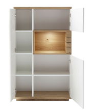Frontansicht eines Highboards mit offenen Türen, weißen Fächern und einem beleuchteten Holzfach.