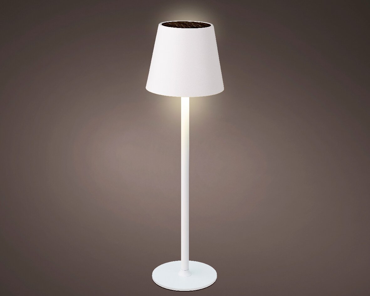 Zonne-tafellamp in zijaanzicht met een witte kap en helder licht.