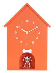 Orangefarbene Wanduhr in Form eines Hauses mit weißen Ziffern und Zeigern, darunter eine silberne Hundefigur. Frontalansicht.