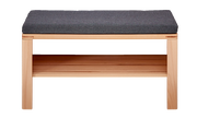Holzbank mit grauem Polster, frontal betrachtet, mit zusätzlichem Ablagefach darunter.