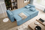 Ausziehbares hellblaues Schlafsofa mit zwei Kissen und Decke im modernen Wohnzimmer, schräg von oben aus der Vogelperspektive fotografiert