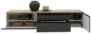 Modernes Lowboard/TV-Board mit heller Holzplatte und dunklen Fronten, links und rechts mit geöffneten Klapptüren und mittig zwei ausgezogenen Schubladen, gefüllt mit Deko und Aufbewahrung, in frontaler Ansicht.