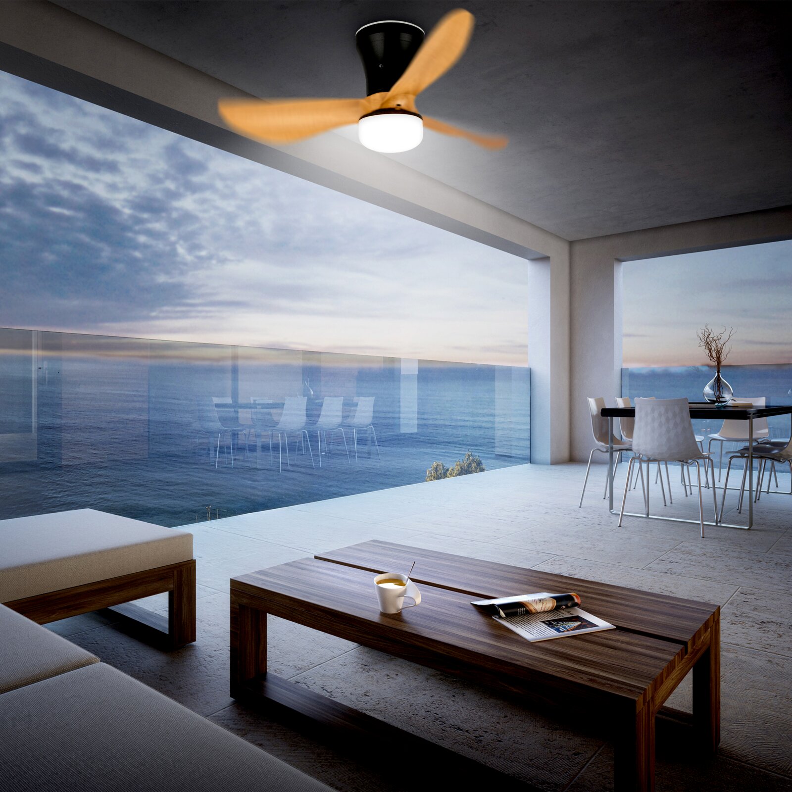 Moderner Deckenventilator mit integrierter LED-Leuchte, schwarzes Gehäuse und Holzflügel, an der Decke einer offenen Terrasse mit Meerblick – Perspektive: leicht von unten nach oben (Untersicht)