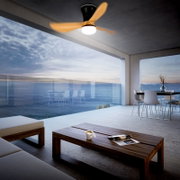 Moderner Deckenventilator mit integrierter LED-Leuchte, schwarzes Gehäuse und Holzflügel, an der Decke einer offenen Terrasse mit Meerblick – Perspektive: leicht von unten nach oben (Untersicht)