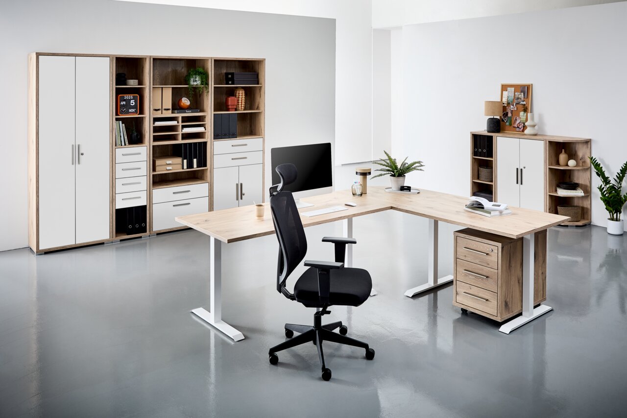 Voleo Eckregal CONNECT Moderne Büroumgebung mit L-förmigem Schreibtisch, ergonomischem Bürostuhl und mehreren Regalen in Holzoptik. Perspektive von vorne.
