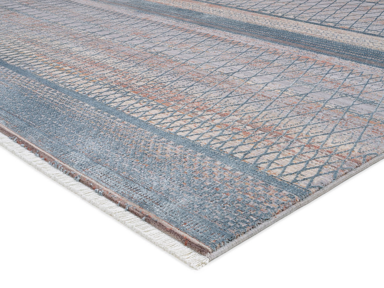 Designer Teppich in blauen und erdigen Tönen mit geometrischem Muster, seitliche Perspektive