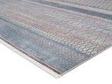 Designer Teppich in blauen und erdigen Tönen mit geometrischem Muster, seitliche Perspektive