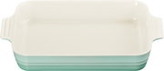 Rechteckige Auflaufform aus Keramik in Cremeweiß mit helltürkisem Unterteil und seitlichen Griffen, Ansicht von oben leicht frontal vor weißem Hintergrund